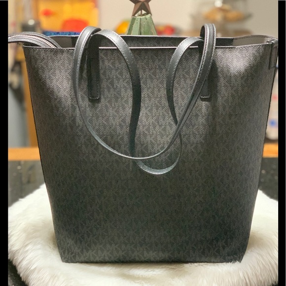 Michael Kors Handbags - MICHAEL KORS NWOT TOTE